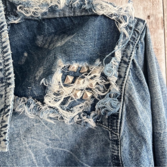True Religion Women’s Distressed Chambray Button Down Shirt Size Large - Picture 1 of 6